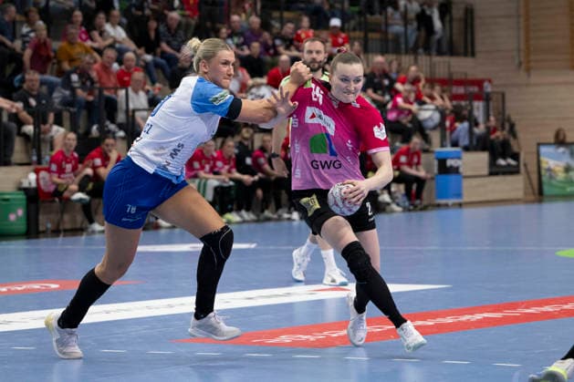 Sport Bilder des Tages Handball Bundesliga Frauen,HBF, Saison 2025 2026 SV Union Halle-Neustadt vs Union Neckarsulm, Spieltag 1 Halle, Deutschland 18.April 2026: Im Bild:v.li.Paulina Uscinowicz (Neckarsulm) und Cara Reuthal (Halle) Halle Saale SWH Arena Sachsen-Anhalt Deutschland *** Handball Bundesliga Women,HBF, Season 2025 2026 SV Union Halle Neustadt vs Sport Union Neckarsulm, Matchday 1 Halle, Germany April 18, 2026 In the picture from left Paulina Uscinowicz Neckarsulm and Cara Reuthal Halle Halle Saale SWH Arena Sachsen Anhalt Germany
