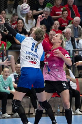 Handball Bundesliga Women,HBF, Season 2025 2026 SV Union Halle Neustadt vs Sport Union Neckarsulm, Matchday 1 Halle, Germany 18 April 2026 In the picture from left in duel Annefleur Bruggeman Neckarsulm and Lea Gruber Halle Halle Saale SWH Arena Sachsen Anhalt Germany