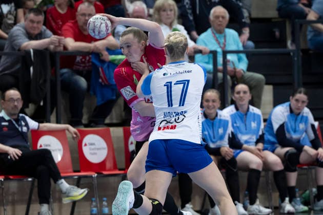 Handball Bundesliga Women,HBF, Season 2025 2026 SV Union Halle Neustadt vs Sport Union Neckarsulm, Matchday 1 Halle, Germany 18 April 2026 In the picture from left in duel Cara Reuthal Halle and Lynn Holtman Neckarsulm Halle Saale SWH Arena Sachsen Anhalt Germany