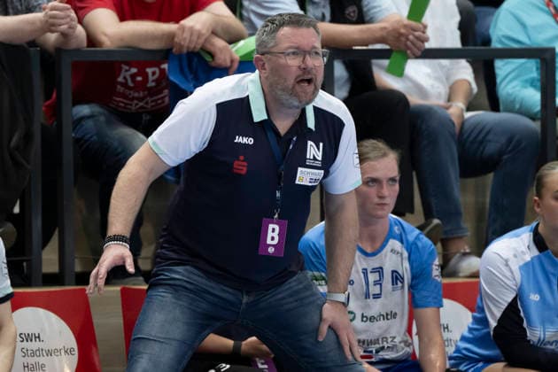 Handball Bundesliga Women,HBF, Season 2025 2026 SV Union Halle Neustadt vs Sport Union Neckarsulm, Matchday 1 Halle, Germany April 18, 2026 In the picture Coach Thomas Zeitz Neckarsulm gestures, gestures, gestures, Halle Saale SWH Arena Sachsen Anhalt Germany
