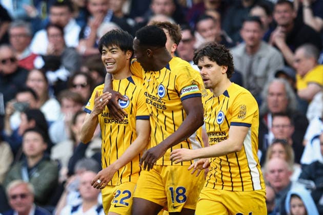 Premier League: Tottenham Hotspur v Brighton & Hove Albion LONDON, UK - 18th Apr 2026: Kaoru Mitoma of Brighton & Hove Albion celebrates scoring his side s first goal with team mates during the Premier League match between Tottenham Hotspur FC and Brighton & Hove Albion FC at Tottenham Hotspur Stadium London Tottenham Hotspur Stadium England United Kingdom Copyright: xCraigxMercerx xPeakxActionxPhotosx