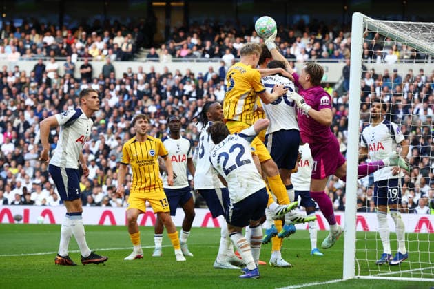 Premier League: Tottenham Hotspur v Brighton & Hove Albion LONDON, UK - 18th Apr 2026: Antonin Kinksy of Tottenham Hotspur punches clear under pressure from Jan Paul Van Hecke of Brighton & Hove Albion during the Premier League match between Tottenham Hotspur FC and Brighton & Hove Albion FC at Tottenham Hotspur Stadium London Tottenham Hotspur Stadium England United Kingdom Copyright: xCraigxMercerx xPeakxActionxPhotosx