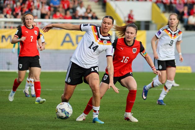 Ried im Innkreis, Austria 18 April 2026 Womens World Cup qualifier Austria vs Germany International match In the picture from left in duel Larissa Mühlhaus Muehlhaus Germany and Annabel Schasching Austria Copyright: HMBxMedia MadeleinexFantini