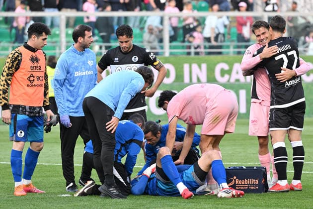 Infortunio JONATHAN KLINSMANN del Cesena durante la partita di Serie B tra Palermo e Cesena allo stadio Renzo Barbera di Palermo, Italia - Sabato 18 Aprile 2026. - Calcio. (Foto di Giovanni Isolino Lapresse)  Copyright: xGiovannixIsolino LaPressex