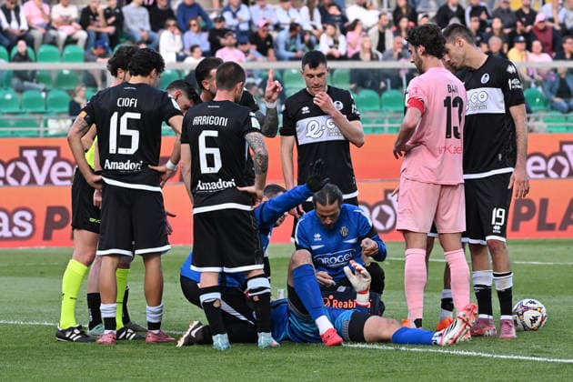 Infortunio JONATHAN KLINSMANN del Cesena durante la partita di Serie B tra Palermo e Cesena allo stadio Renzo Barbera di Palermo, Italia - Sabato 18 Aprile 2026. - Calcio. (Foto di Giovanni Isolino Lapresse)  Copyright: xGiovannixIsolino LaPressex