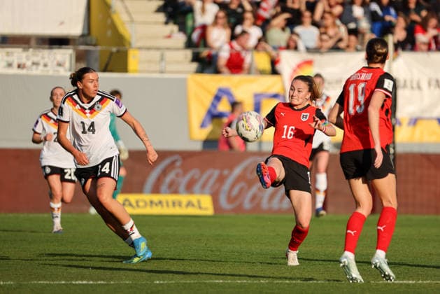 Ried im Innkreis, Austria 18 April 2026 Womens World Cup qualifier Austria vs Germany International match In the picture from left Larissa Mühlhaus Muehlhaus Germany and Annabel Schasching Austria Copyright: HMBxMedia MadeleinexFantini