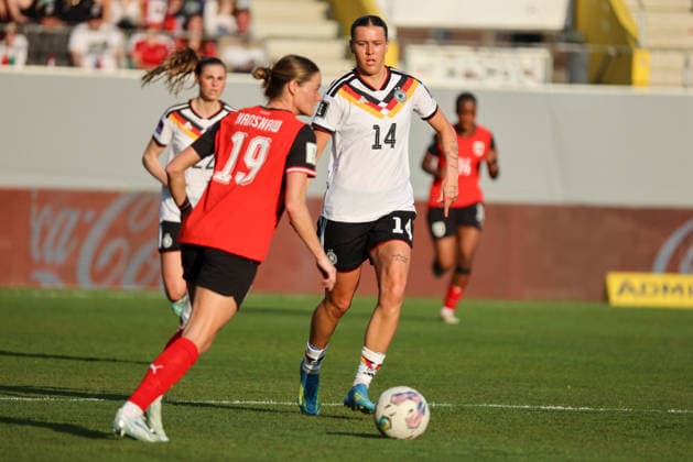 Ried im Innkreis, Austria 18 April 2026 Womens World Cup qualifier Austria vs Germany International match In the picture from left Verena Hanshaw Austria and Larissa Mühlhaus Muehlhaus Germany Copyright: HMBxMedia MadeleinexFantini