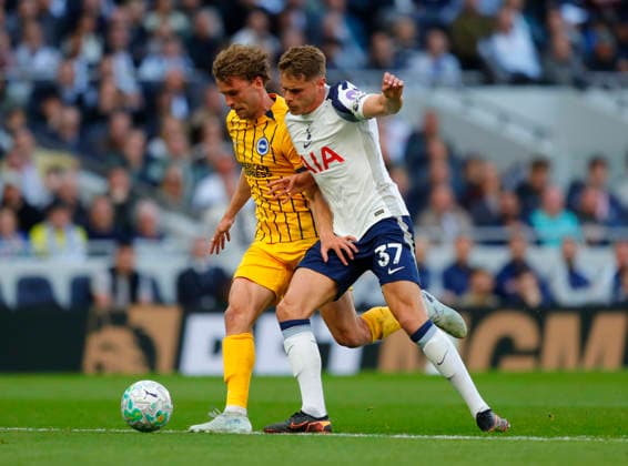 Tottenham v Brighton, London, UK - 18 Apr 2026 Mats Wieffer of Brighton and Hove Albion battles for the ball with Micky Van de Ven of Tottenham Hotspur during the Premier League match between Tottenham and Brighton and Hove Albion at the Tottenham Hotspur stadium, London on 18 April 2026 ( London Tottenham Hotspur Stadium London England Copyright: xTomxCusden PPAUKx PPA-266792