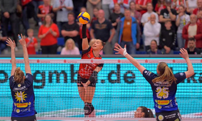 18 04 2026, Dresdens Lorena Lorber Fijok against Suhls Roosa Laakkonen and Monika Brancuscka, Volleyball, Women, Final round, Dresdner SC VfB Suhl, c Dresden