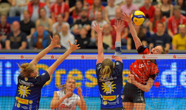 18 04 2026, Dresdens Jette Kuipers against Suhls Roosa Laakkonen and Lara Nagels, Volleyball, Women, Final round, Dresdner SC VfB Suhl, c Dresden