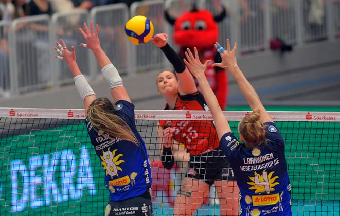 Sport Bilder des Tages 18.04.2026, Dresdens Marta Levinska überwindet Suhls Roosa Laakkonen und Mackenzy Foley, Volleyball, Damen, Finalrunde, Dresdner SC - VfB Suhl, (c) Dresden *** 18 04 2026, Dresdens Marta Levinska overcomes Suhls Roosa Laakkonen and Mackenzy Foley, Volleyball, Women, Final round, Dresdner SC VfB Suhl, c Dresden