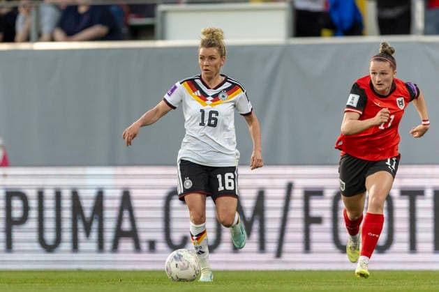 AUT, Ried im Innkreis, Fußball, Frauen WM Qualifikation, 4 Spieltag, Oesterreich vs Deutschland im Bild v l Linda Dallmann Germany 16 ,Aktion mit Ball 18 04 2026, BWT X Oberoesterreichische Arena Ried im Innkreis UEFA REGULATIONS PROHIBIT ANY USE OF PHOTOGRAPHS AS IMAGE SEQUENCES AND OR QUASI VIDEO, Copyright: HMBxMedia PaulxFritz