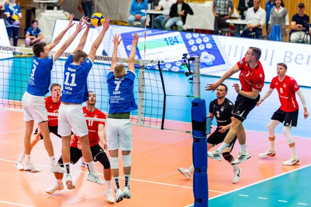 18 04 2026, GER, Volleyball, 2 BL Maenner Sued PlayOff Best of 2 mit Golden Set , Season 2025 2026, Blue Volleys Gotha Enervigo Volleys Dresden Lukas Klapper Enervigo Volleys Dresden , Christoph Assmann Blue Volleys Gotha , Tim Wagner Blue Volleys Gotha , Hannes Krochmann Blue Volleys Gotha 99867 Gotha Sporthalle Sportanlage Ernesti Thüringen Germany