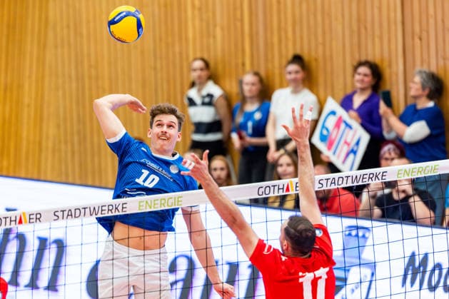 18 04 2026, GER, Volleyball, 2 BL Maenner Sued PlayOff Best of 2 mit Golden Set , Season 2025 2026, Blue Volleys Gotha Enervigo Volleys Dresden Lauritz Jastrow Blue Volleys Gotha , Fabian Schubert Enervigo Volleys Dresden 99867 Gotha Sporthalle Sportanlage Ernesti Thüringen Germany