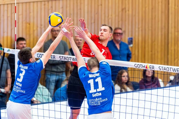18 04 2026, GER, Volleyball, 2 BL Maenner Sued PlayOff Best of 2 mit Golden Set , Season 2025 2026, Blue Volleys Gotha Enervigo Volleys Dresden Lukas Klapper Enervigo Volleys Dresden , Christoph Assmann Blue Volleys Gotha , Tim Wagner Blue Volleys Gotha 99867 Gotha Sporthalle Sportanlage Ernesti Thüringen Germany