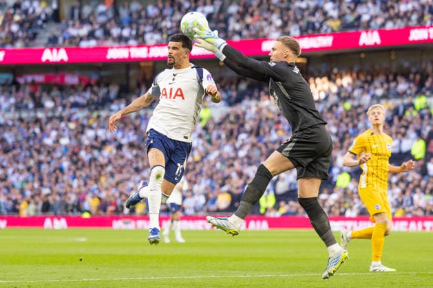 Sport Bilder des Tages Tottenham Hotspur v Brighton and Hove Albion, Premier League, Football, Tottenham Hotspur Stadium, London, UK - 18 Apr 2026 Dominic Solanke of Tottenham Hotspur (19) challenges Goalkeeper Bart Verbruggen of Brighton and Hove Albion (1) London Tottenham Hotspur Stadium Tottenham GBR, UK NEWSPAPERS OUT Copyright: xEllixBirchx