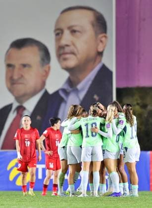 Sport Bilder des Tages Turkiye v Switzerland - 2027 FIFA Women s World Cup European Qualifiers SINOP, TURKIYE - APRIL 18: Players of the Switzerland Women s National Football Team celebrate after scoring a goal during the 2027 FIFA Women s World Cup European Qualifiers League B Group 2 match at Sinop City Stadium, on April 18, 2026, in Sinop, Turkiye. Veysel Altun Anadolu Sinop Turkey. Editorial use only. Please get in touch for any other usage.  Copyright: x2026xAnadoluxVeyselxAltunx