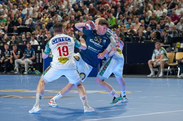 Elvar Orn Jonsson, backcourt, SC Magdeburg 19 , Soeren Steinhaus, backcourt Bergischer Handball Club 06 53 , Magnus Saugstrup, circle winger, SC Magdeburg 23 , Bergischer HC SC Magdeburg, DHB Pokal Maenner, Herren, 5 Spieltag, Halbfinale, Daikin HBL, Lidl Final 4, 18 04 2026 Köln NRW Germany Copyright: xkolbert-press MartinxWdziecznyx