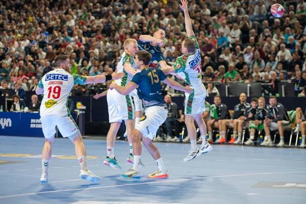 Lars Kooij, Kreislaeufer Bergischer Handball Club 06 15 , Elvar Orn Jonsson, Rückraum, SC Magdeburg 19 , Bergischer HC SC Magdeburg, DHB Pokal Maenner, Herren, 5 Spieltag, Halbfinale, Daikin HBL, Lidl Final 4, 18 04 2026 Köln NRW Germany Copyright: xkolbert-press MartinxWdziecznyx