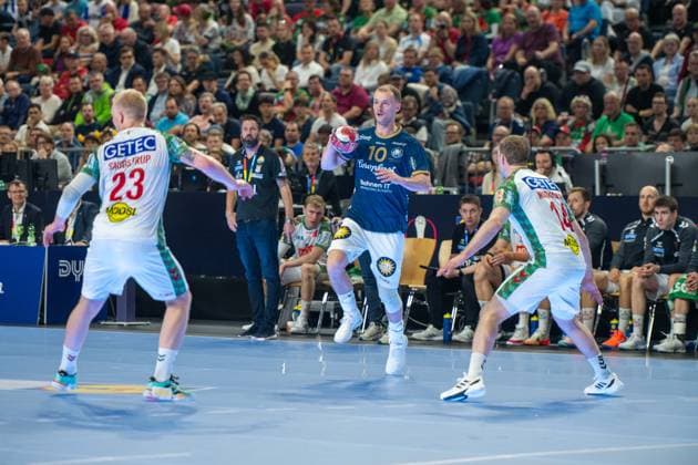 Magnus Saugstrup, Circle Winger, SC Magdeburg 23 ,Fynn Hangstein, Back Area Bergischer Handball Club 06 10 , Omar Ingi Magnusson, Back Area, SC Magdeburg 14 , Bergischer HC SC Magdeburg, DHB Pokal Maenner, Herren, 5 Spieltag, Halbfinale, Daikin HBL, Lidl Final 4, 18 04 2026 Köln NRW Germany Copyright: xkolbert-press MartinxWdziecznyx