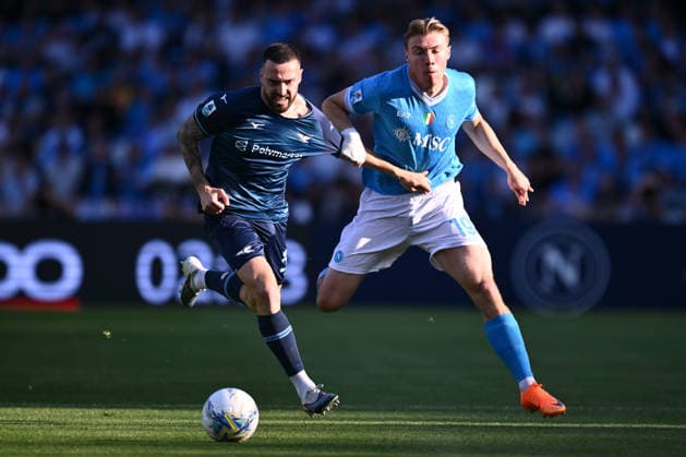 SSC Napoli v SS Lazio - Serie A Mario Gila of S.S. Lazio and Rasmus Hojlund of S.S.C. Napoli are in action during the 33rd day of the Serie A Championship between S.S.C. Napoli and S.S. Lazio at the Diego Armando Maradona Stadium on April 18, 2026, in Naples, Italy. Naples Italy  Copyright: xDomenicoxCippitellix originalFilename:cippitelli-sscnapol260418_npwu2.jpg