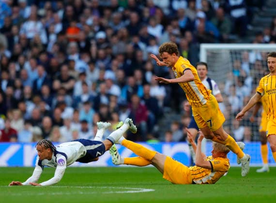 Tottenham v Brighton, London, UK - 18 Apr 2026 Xavi Simons of Tottenham Hotspur and Jan Paul van Hecke of Brighton and Hove Albion during the Premier League match between Tottenham and Brighton and Hove Albion at the Tottenham Hotspur stadium, London on 18 April 2026 ( London Tottenham Hotspur Stadium London England Copyright: xTomxCusden PPAUKx PPA-266823