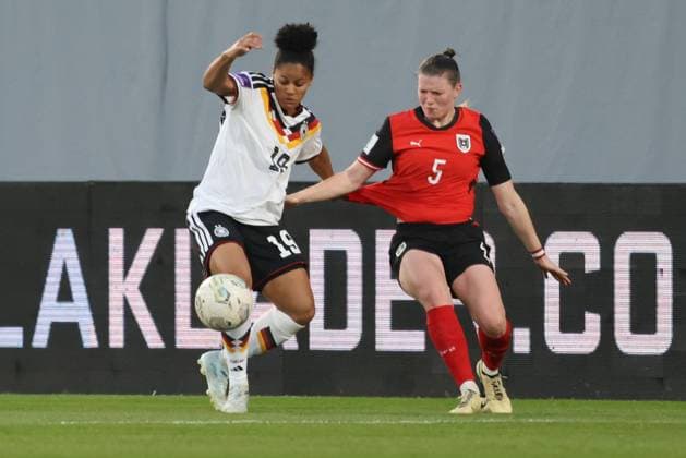 18 04 2026, Ried im Innkreis, AUT, On the road in Upper Austria, Football, FIFA World Cup Qualification Women, Austria vs. Germany, in the picture Jule Brand, Claudia Wenger,