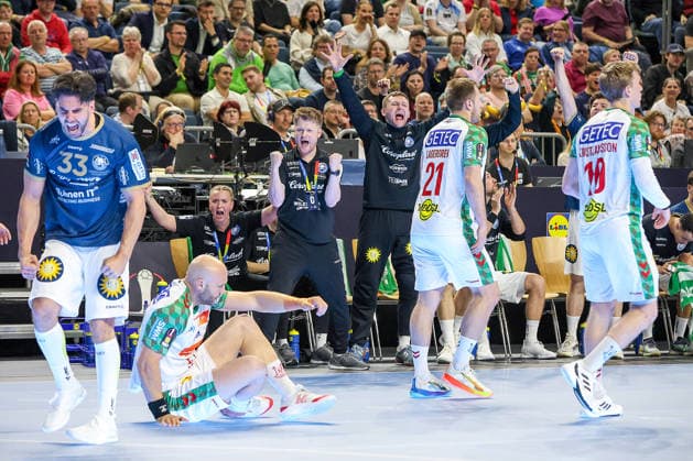 18 04 2026, xsscx, handball, DHB Pokal Lidl Final4, semi-final, Bergischer HC SC Magdeburg, season 2025 2026 men, Lanxess Arena, Cologne The Bergischer HC team cheering after a goal Photo xSandraxScherningxPressefotoKochx North Rhine-Westphalia Germany