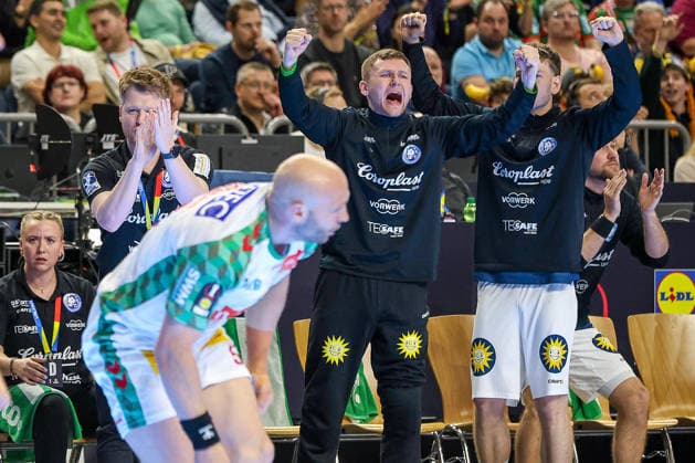 18 04 2026, xsscx, handball, DHB Pokal Lidl Final4, semi-final, Bergischer HC SC Magdeburg, season 2025 2026 men, Lanxess Arena, Cologne The Bergischer HC team cheering after a goal Photo xSandraxScherningxPressefotoKochx North Rhine-Westphalia Germany