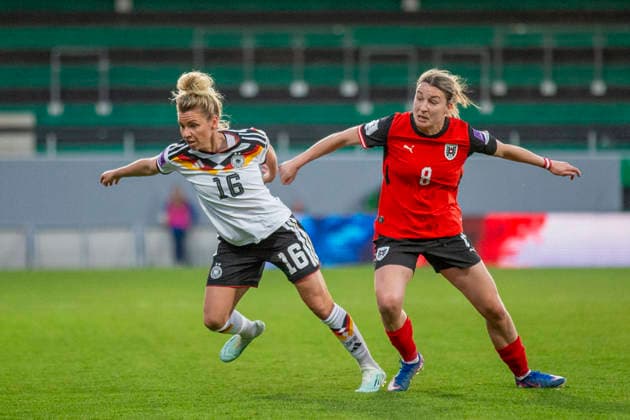 AUT, Ried im Innkreis, Fußball, Frauen WM Qualifikation, 4 Spieltag, Oesterreich vs Deutschland im Bild v l Linda Dallmann Germany 16 , Barbara Dunst Austria 08 , Zweikampf 18 04 2026, BWT X Oberoesterreichische Arena Ried im Innkreis UEFA REGULATIONS PROHIBIT ANY USE OF PHOTOGRAPHS AS IMAGE SEQUENCES AND OR QUASI VIDEO, Copyright: HMBxMedia PaulxFritz