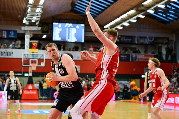Till Gloger, Björn Rohwer 2 Bundesliga Pro A, 32 Matchday, 46ers, Basketball, Basketball season 2025 2026, BBL, Cologne in red, Germany, Giessen 46ers RheinStars Cologne, Giessen in black, Men, Men