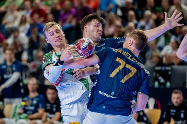 Cologne, 18 04 2026, Handball, Men, Lidl Final4, DHB Pokal, Semi-final, Bergischer HC SC Magdeburg Gisli Thorgeir Kristjansson SC Magdeburg, 10 in duel with Johannes Wasielewski Bergischer HC, 77 Köln Lanxess Arena NRW Germany