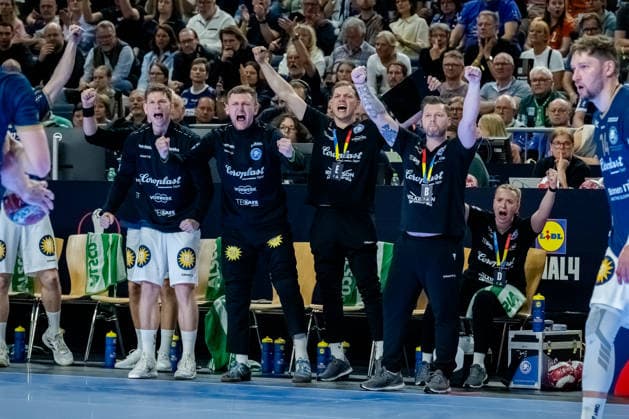 Cologne, 18 04 2026, Handball, Men, Lidl Final4, DHB Pokal, Semi-final, Bergischer HC SC Magdeburg Arnor Thor Gunnarsson Bergischer HC cheers on the players bench with the players Cologne Lanxess Arena NRW Germany