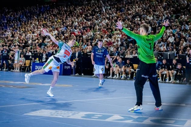 Cologne, 18 04 2026, Handball, Men, Lidl Final4, DHB Cup, Semi-final, Bergischer HC SC Magdeburg Manuel Zehnder SC Magdeburg, 8 at 7 meters against Christopher Rudeck Bergischer HC, 1 Köln Lanxess Arena NRW Germany