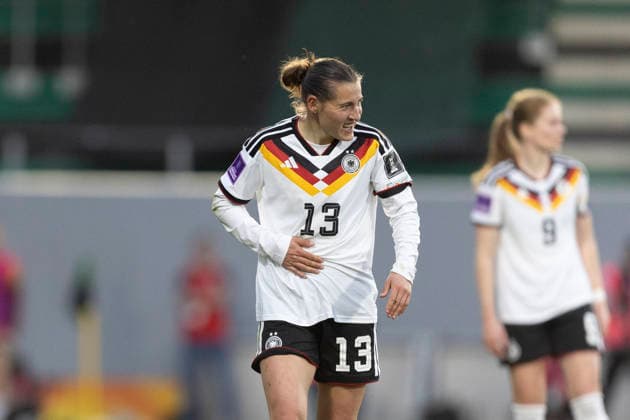 AUT, Ried im Innkreis, Fußball, Frauen WM Qualifikation, 4 Spieltag, Oesterreich vs Deutschland im Bild v l Carlotta Wamser Germany 13 , mit schmerzverzerrtem Gesicht 18 04 2026, BWT X Oberoesterreichische Arena Ried im Innkreis UEFA REGULATIONS PROHIBIT ANY USE OF PHOTOGRAPHS AS IMAGE SEQUENCES AND OR QUASI VIDEO, Copyright: HMBxMedia PaulxFritz