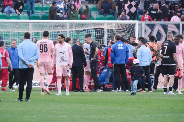 Palermo, Italy, 18 April 2026. Renzo Barbera Stadium, Palermo vs Cesena, match valid for the 2025 2026 Serie B championship. In the photo: doctors entering for Jonathan Klinsmann s serious injury (Cesena FC)  Copyright: xFedericoxSerra IPAxSportx xipa-agency.netx xx IPA_74051783 IPA_Agency_IPA74051783