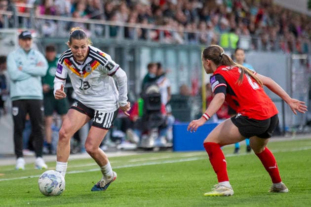 AUT, Ried im Innkreis, Fußball, Frauen WM Qualifikation, 4 Spieltag, Oesterreich vs Deutschland im Bild v l Carlotta Wamser Germany 13 , Chiara D Angelo Austria 02 , Zweikampf 18 04 2026, BWT X Oberoesterreichische Arena Ried im Innkreis UEFA REGULATIONS PROHIBIT ANY USE OF PHOTOGRAPHS AS IMAGE SEQUENCES AND OR QUASI VIDEO, Copyright: HMBxMedia PaulxFritz