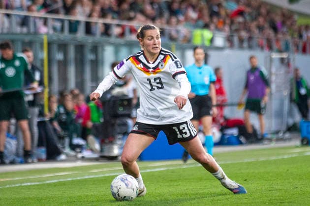 AUT, Ried im Innkreis, Fußball, Frauen WM Qualifikation, 4 Spieltag, Oesterreich vs Deutschland im Bild v l Carlotta Wamser Germany 13 , Aktion mit Ball 18 04 2026, BWT X Oberoesterreichische Arena Ried im Innkreis UEFA REGULATIONS PROHIBIT ANY USE OF PHOTOGRAPHS AS IMAGE SEQUENCES AND OR QUASI VIDEO, Copyright: HMBxMedia PaulxFritz