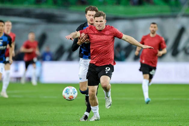 Benjamin Kaellmann Hannover 96 and Calvin Brackelmann SC Paderborn 07 battle for the ball, 2 Bundesliga, Hannover 96 v SC Paderborn 07, Heinz von Heiden Arena on April 18, 2026 in Hanover, Germany Photo by Marco Steinbrenner DeFodi Images Benjamin Kaellmann Hannover 96 and Calvin Brackelmann SC Paderborn 07 battle for the ball, 2 Bundesliga, Hannover 96 v SC Paderborn 07, Heinz von Heiden Arena, April 18, 2026 in Hanover, Germany Photo by Marco Steinbrenner DeFodi Images