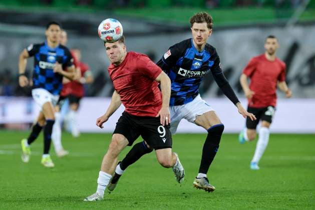 Sport Bilder des Tages Benjamin Kaellmann (Hannover 96) und Calvin Brackelmann (SC Paderborn 07) kaempfen um den Ball, 2. Bundesliga, Hannover 96 v SC Paderborn 07, Heinz von Heiden Arena am 18. April 2026 in Hannover, Deutschland. (Foto von Marco Steinbrenner DeFodi Images) Benjamin Kaellmann (Hannover 96) und Calvin Brackelmann (SC Paderborn 07) battle for the ball, 2. Bundesliga, Hannover 96 v SC Paderborn 07, Heinz von Heiden Arena, April 18, 2026 in Hanover, Germany. (Photo by Marco Steinbrenner DeFodi Images) - *** Benjamin Kaellmann Hannover 96 and Calvin Brackelmann SC Paderborn 07 battle for the ball, 2 Bundesliga, Hannover 96 v SC Paderborn 07, Heinz von Heiden Arena on April 18, 2026 in Hanover, Germany Photo by Marco Steinbrenner DeFodi Images Benjamin Kaellmann Hannover 96 and Calvin Brackelmann SC Paderborn 07 battle for the ball, 2 Bundesliga, Hannover 96 v SC Paderborn 07, Heinz von Heiden Arena, April 18, 2026 in Hanover, Germany Photo by Marco Steinbrenner DeFodi Images