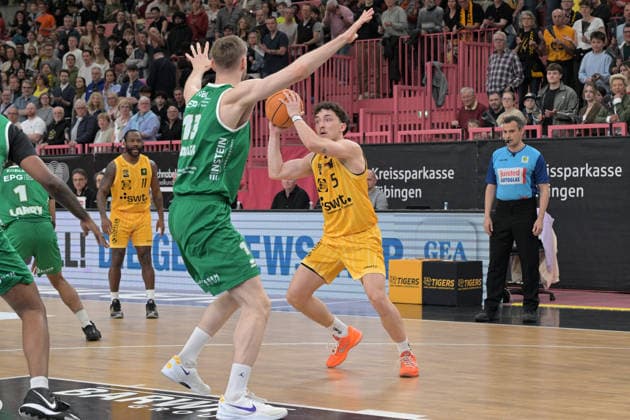 Kaya Kaan Hakan Bayram Tigers Tuebingen, 05 in duel with Marko Bacak EPG Baskets Koblenz, 13 Tigers Tuebingen vs EPG Baskets Koblenz Basketball, 2 Barmer Basketball Bundesliga, Matchday 32, Season 2025 2026, 18 04 2026 Tigers Tuebingen vs EPG Baskets Koblenz Basketball, 2 Barmer Basketball Bundesliga, Matchday 32, Season 2025 2026, 18 04 2026 Tuebingen Copyright: xEibner-Pressefoto TobiasxBaurx EP_TBR