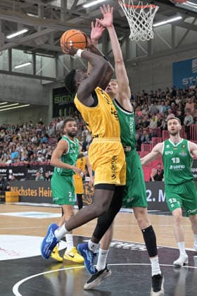 Melkisedek Kwaku Moreaux Tigers Tuebingen, 23 in duel with Jannis Sonnefeld EPG Baskets Koblenz, 14 Tigers Tuebingen vs EPG Baskets Koblenz Basketball, 2 Barmer Basketball Bundesliga, 32 Matchday, Season 2025 2026, 18 04 2026 Tigers Tuebingen vs EPG Baskets Koblenz Basketball, 2 Barmer Basketball Bundesliga, 32 Matchday, Season 2025 2026, 18 04 2026 Tuebingen Copyright: xEibner-Pressefoto TobiasxBaurx EP_TBR