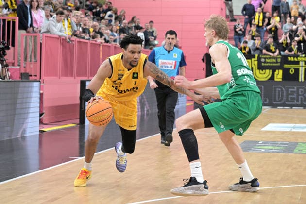 Bernard Joel Pelote III Tigers Tuebingen, 01 in duel with Jannis Sonnefeld EPG Baskets Koblenz, 14 Tigers Tuebingen vs EPG Baskets Koblenz Basketball, 2 Barmer Basketball Bundesliga, 32 Matchday, Season 2025 2026, 18 04 2026 Tigers Tuebingen vs EPG Baskets Koblenz Basketball, 2 Barmer Basketball Bundesliga, 32 Matchday, Season 2025 2026, 18 04 2026 Tuebingen Copyright: xEibner-Pressefoto TobiasxBaurx EP_TBR