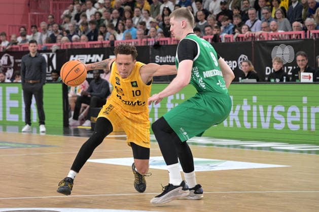 Isaiah Jevon Sanders Tigers Tuebingen, 10 in duel with Jonas Niedermanner EPG Baskets Koblenz, 09 Tigers Tuebingen vs EPG Baskets Koblenz Basketball, 2 Barmer Basketball Bundesliga, 32 Matchday, Season 2025 2026, 18 04 2026 Tigers Tuebingen vs EPG Baskets Koblenz Basketball, 2 Barmer Basketball Bundesliga, 32 Matchday, Season 2025 2026, 18 04 2026 Tuebingen Copyright: xEibner-Pressefoto TobiasxBaurx EP_TBR