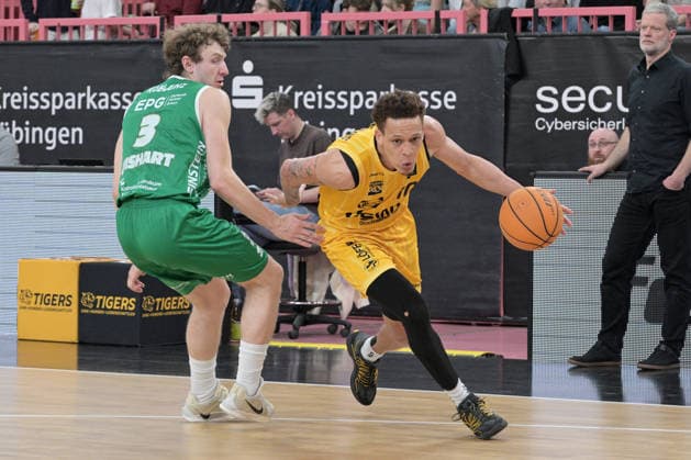 Isaiah Jevon Sanders Tigers Tuebingen, 10 in duel with Calvin Wishart EPG Baskets Koblenz, 03 Tigers Tuebingen vs EPG Baskets Koblenz Basketball, 2 Barmer Basketball Bundesliga, 32 Matchday, Season 2025 2026, 18 04 2026 Tigers Tuebingen vs EPG Baskets Koblenz Basketball, 2 Barmer Basketball Bundesliga, 32 Matchday, Season 2025 2026, 18 04 2026 Tuebingen Copyright: xEibner-Pressefoto TobiasxBaurx EP_TBR