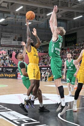 Jordan Nathaniel Johnson Tigers Tuebingen, 11 in duel with Jannis Sonnefeld EPG Baskets Koblenz, 14 Tigers Tuebingen vs EPG Baskets Koblenz Basketball, 2 Barmer Basketball Bundesliga, 32 Matchday, Season 2025 2026, 18 04 2026 Tigers Tuebingen vs EPG Baskets Koblenz Basketball, 2 Barmer Basketball Bundesliga, 32 Matchday, Season 2025 2026, 18 04 2026 Tuebingen Copyright: xEibner-Pressefoto TobiasxBaurx EP_TBR
