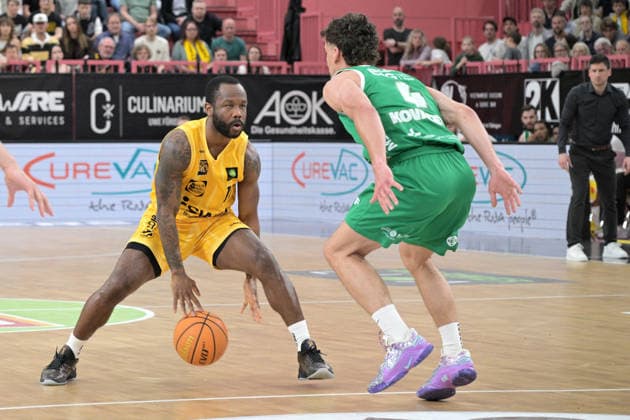 Jordan Nathaniel Johnson Tigers Tuebingen, 11 in duel with Aleksa Kovacevic EPG Baskets Koblenz, 4 Tigers Tuebingen vs EPG Baskets Koblenz Basketball, 2 Barmer Basketball Bundesliga, 32 Matchday, Season 2025 2026, 18 04 2026 Tigers Tuebingen vs EPG Baskets Koblenz Basketball, 2 Barmer Basketball Bundesliga, 32 Matchday, Season 2025 2026, 18 04 2026 Tuebingen Copyright: xEibner-Pressefoto TobiasxBaurx EP_TBR
