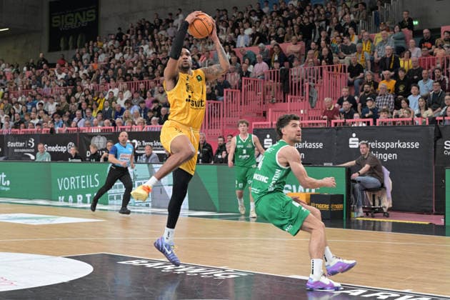 Bernard Joel Pelote III Tigers Tuebingen, 01 in duel with Aleksa Kovacevic EPG Baskets Koblenz, 4 Tigers Tuebingen vs EPG Baskets Koblenz Basketball, 2 Barmer Basketball Bundesliga, 32 Matchday, Season 2025 2026, 18 04 2026 Tigers Tuebingen vs EPG Baskets Koblenz Basketball, 2 Barmer Basketball Bundesliga, 32 Matchday, Season 2025 2026, 18 04 2026 Tuebingen Copyright: xEibner-Pressefoto TobiasxBaurx EP_TBR
