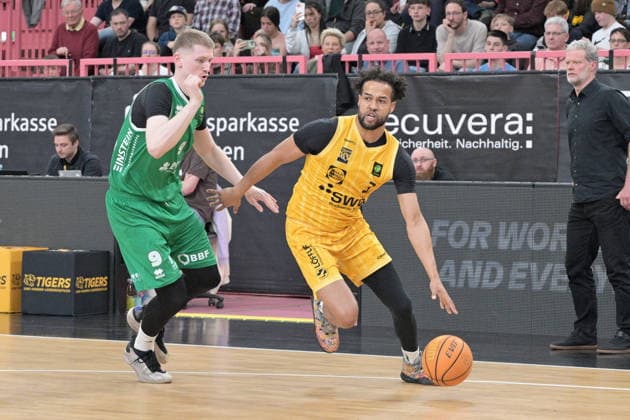 Miles Lamar Tention Tigers Tuebingen, 03 in duel with Jonas Niedermanner EPG Baskets Koblenz, 09 Tigers Tuebingen vs EPG Baskets Koblenz Basketball, 2 Barmer Basketball Bundesliga, 32 Matchday, Season 2025 2026, 18 04 2026 Tigers Tuebingen vs EPG Baskets Koblenz Basketball, 2 Barmer Basketball Bundesliga, 32 Matchday, Season 2025 2026, 18 04 2026 Tuebingen Copyright: xEibner-Pressefoto TobiasxBaurx EP_TBR