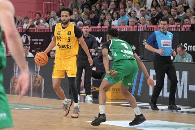 Miles Lamar Tention Tigers Tuebingen, 03 in duel with Julian Lamont Larry EPG Baskets Koblenz, 01 Tigers Tuebingen vs EPG Baskets Koblenz Basketball, 2 Barmer Basketball Bundesliga, 32 Matchday, Season 2025 2026, 18 04 2026 Tigers Tuebingen vs EPG Baskets Koblenz Basketball, 2 Barmer Basketball Bundesliga, 32 Matchday, Season 2025 2026, 18 04 2026 Tuebingen Copyright: xEibner-Pressefoto TobiasxBaurx EP_TBR